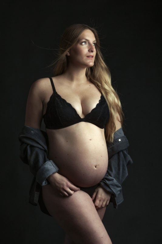 photo femme enceinte long cheveux blond en lingerie noire et chemise en jeans