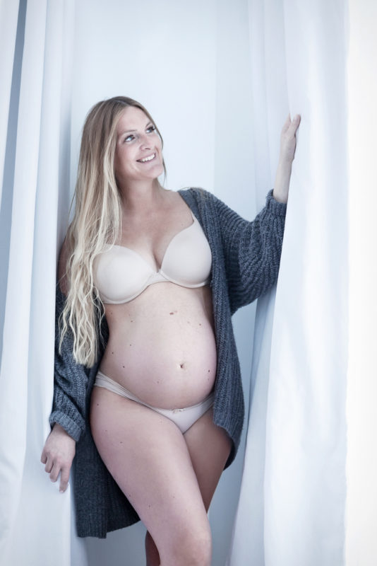 portrait de grossesse fashion en lingerie