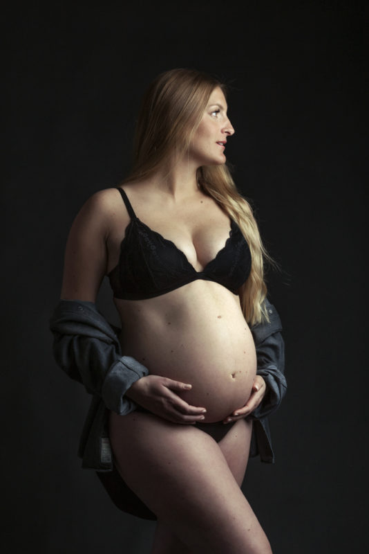 photo femme enceinte long cheveux blond en lingerie noire et chemise en jeans
