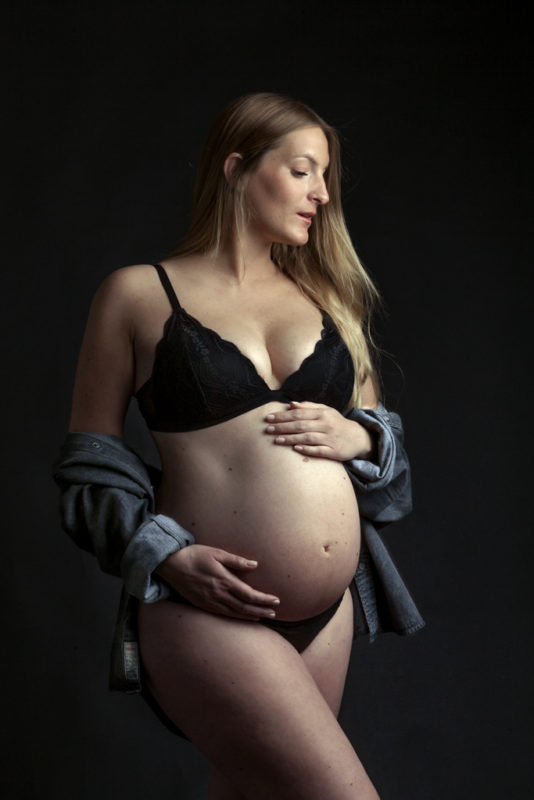 photo femme enceinte long cheveux blond en lingerie noire et chemise en jeans