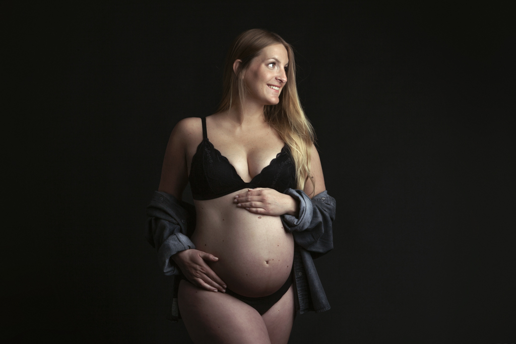photo femme enceinte long cheveux blond en lingerie noire et chemise en jeans
