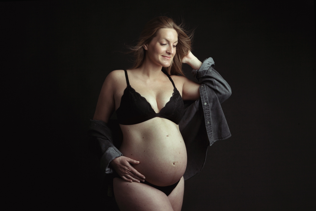 photo femme enceinte long cheveux blond en lingerie noire et chemise en jeans