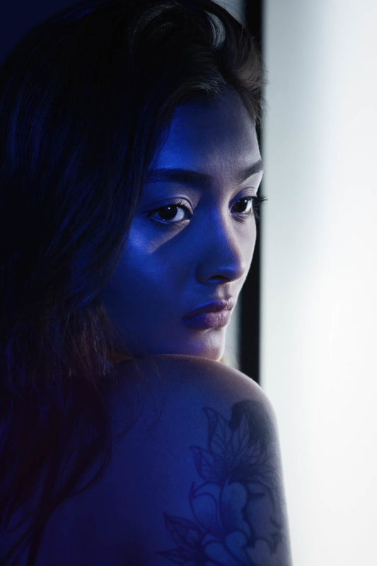 shooting femme asiatique avec gélatine de couleurs studio photo paris 
