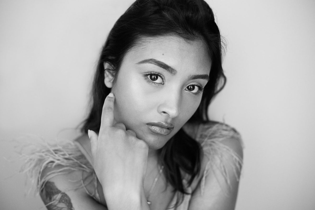 shooting femme portrait en noir et blanc studio photo paris 