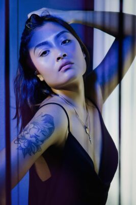shooting femme asiatique avec gélatine de couleurs studio photo paris