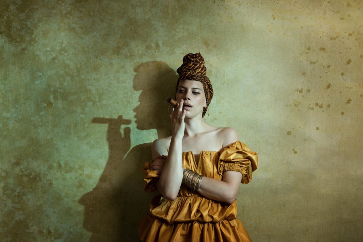 shooting photo mode studio sur thème cuba femme avec cigare fond jaune peint à la main