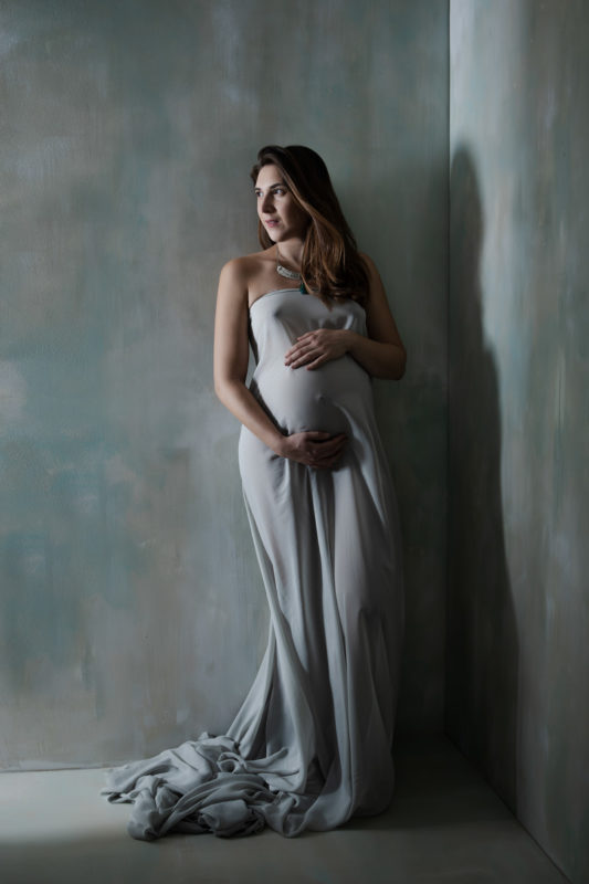 photo de grossesse avec voilage sur fond photo peint à la main