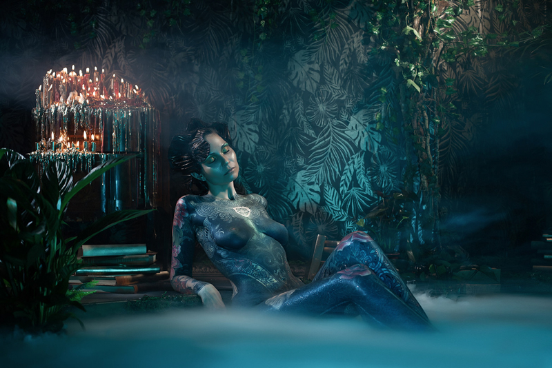 photo modele tatouee nue décor bassin - photographe aurelia cordiez - celine aieta - christophe pujol