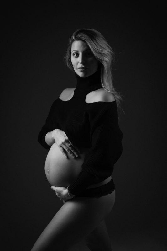Shooting grossesse mode avec crop top noir en noir et blanc sobre et élégant